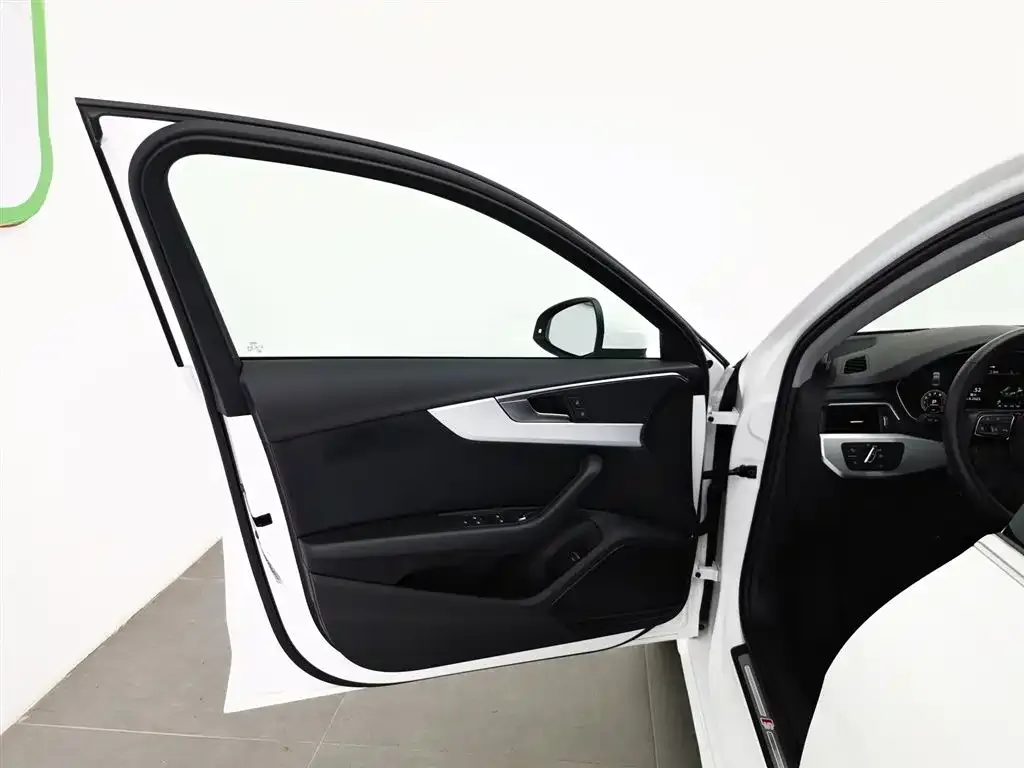 Audi A4L 2021 из CN, фото 8