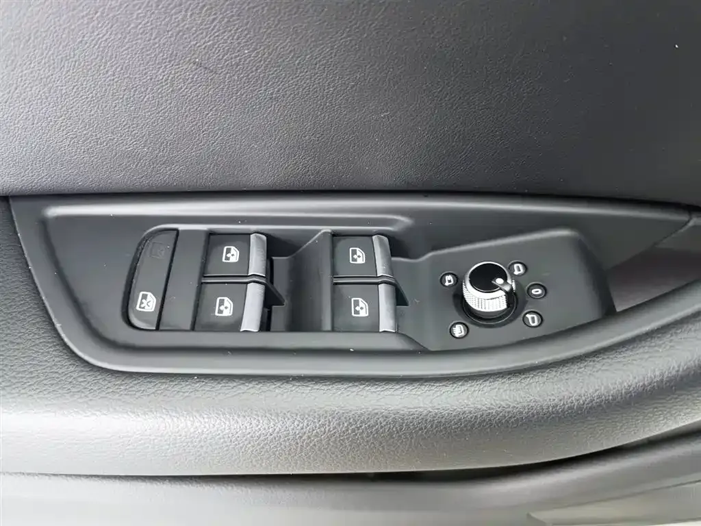 Audi A4L 2021 из CN, фото 9
