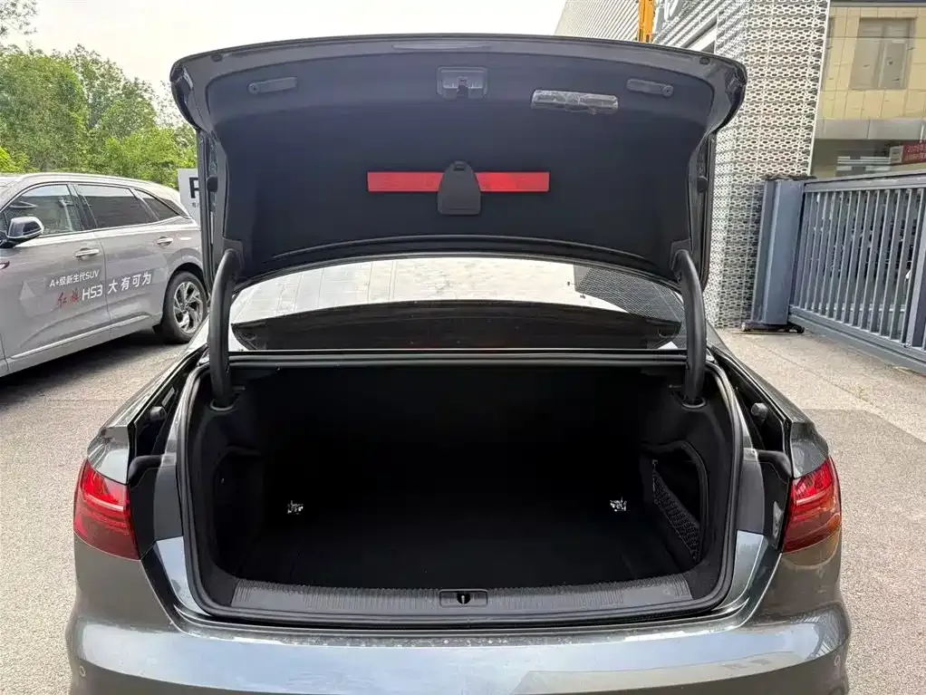 Audi A4L 2022 из CN, фото 3