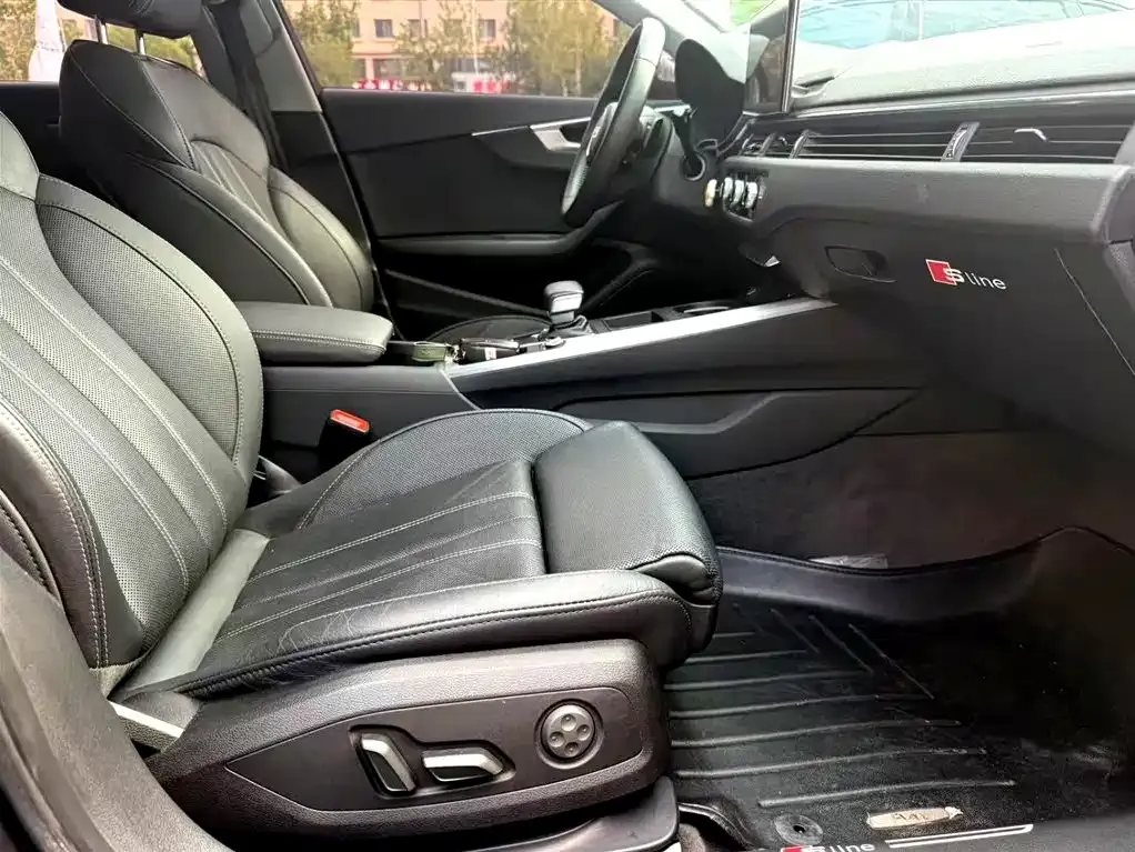 Audi A4L 2022 из CN, фото 5