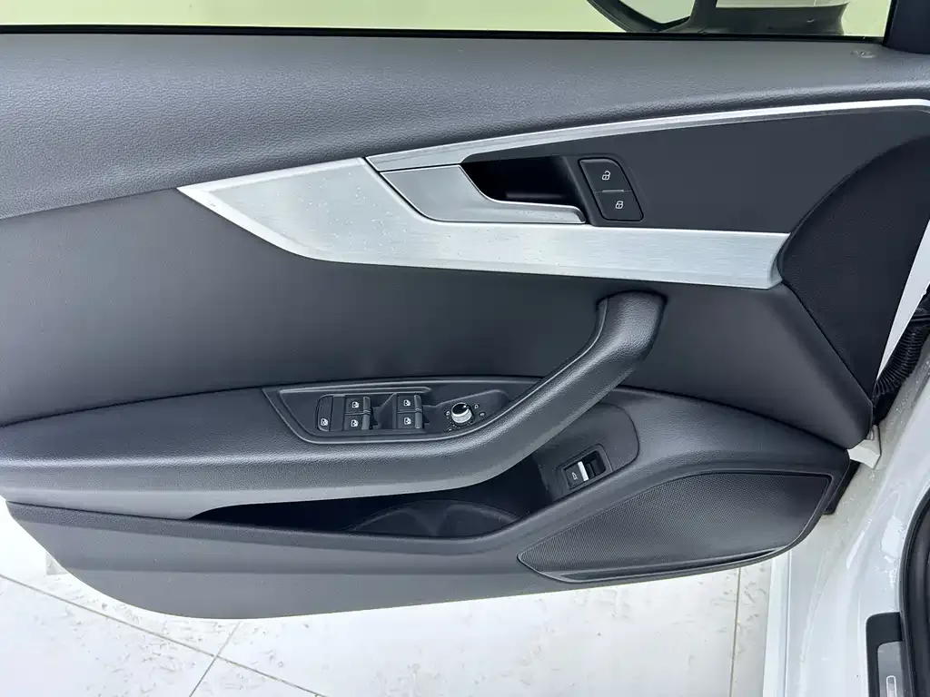 Audi A4L 2022 из CN, фото 8