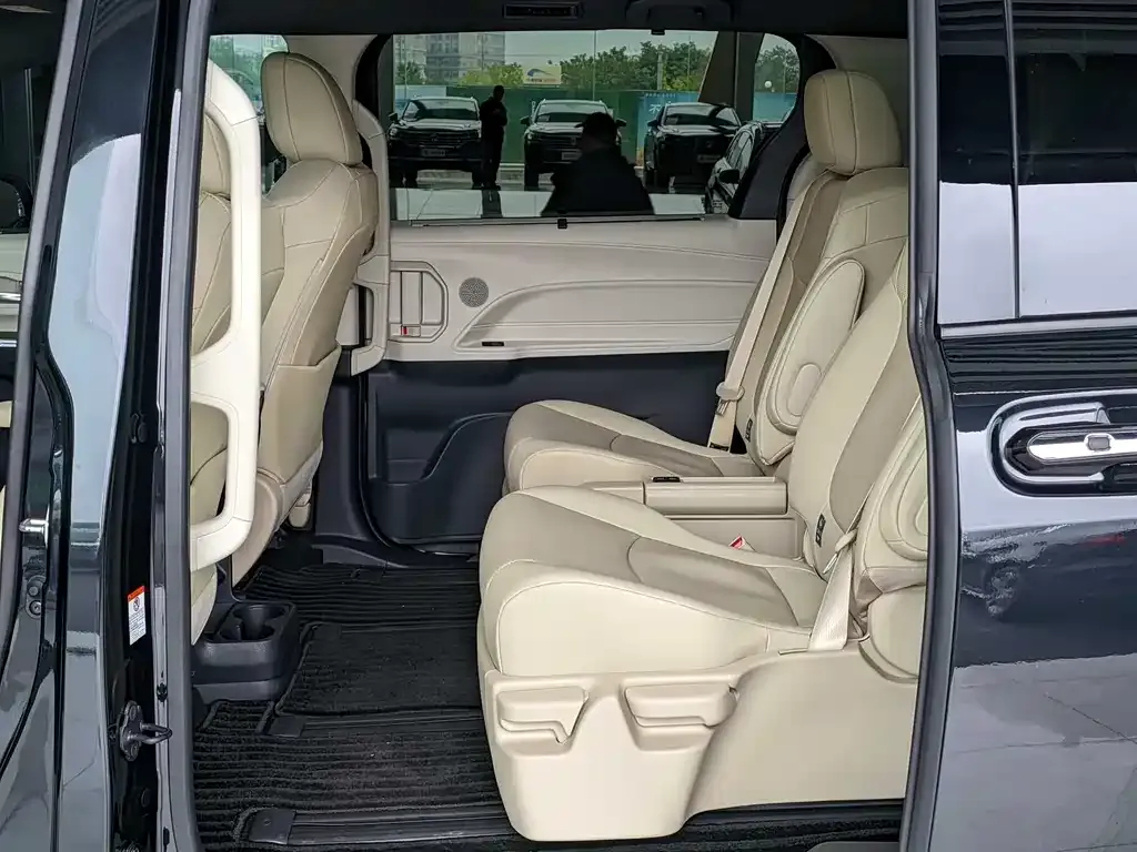 Toyota Granvia 2024 из CN, фото 10