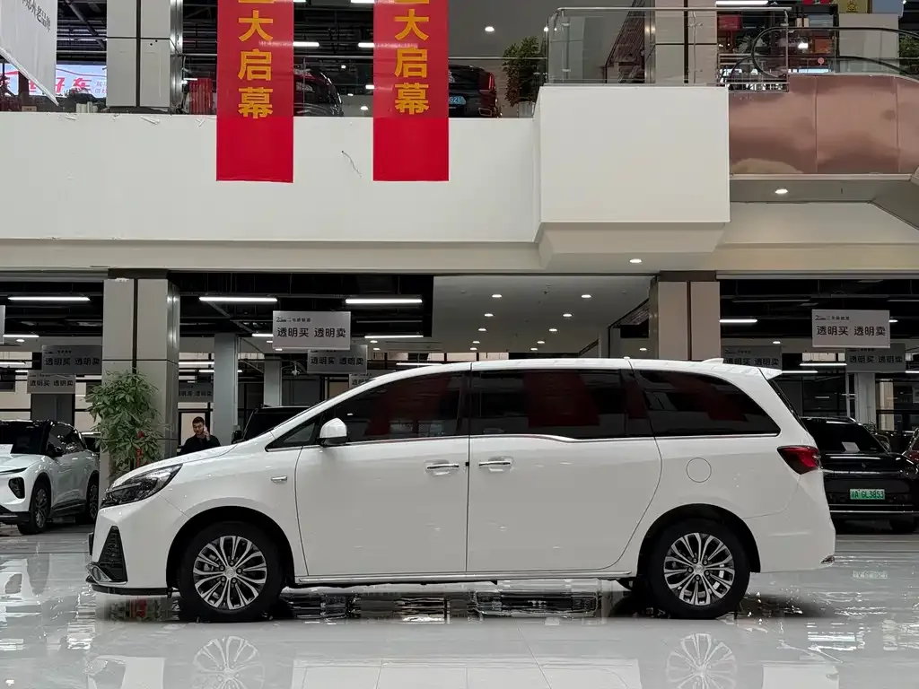 Buick GL8 2023 из CN, фото 2