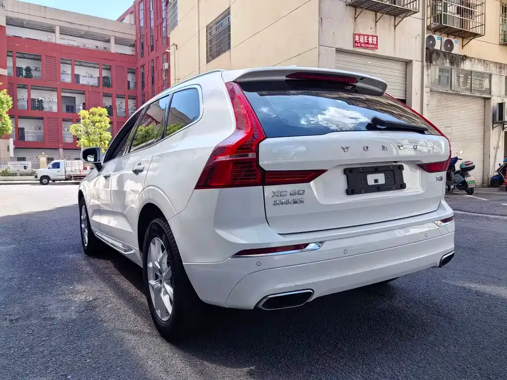 Volvo XC60 — фото 7
