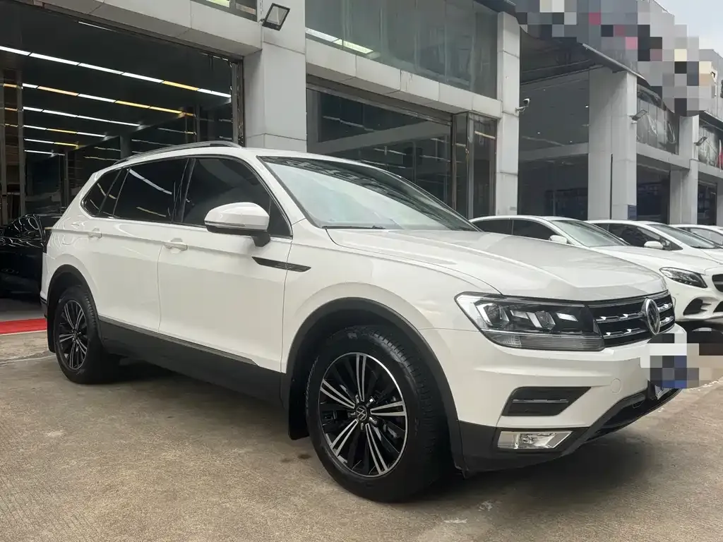 Volkswagen Tiguan L — фото 1
