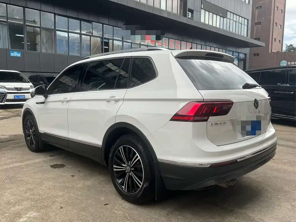 Volkswagen Tiguan L — фото 7
