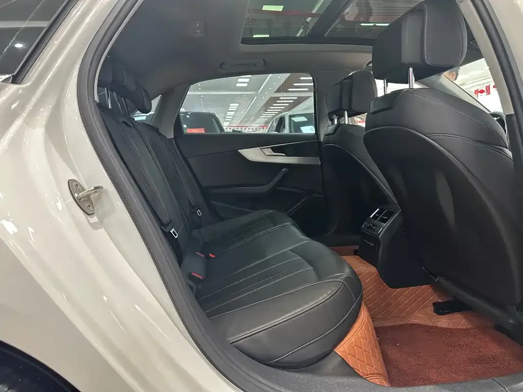 Audi A4L 2021 из CN, фото 9
