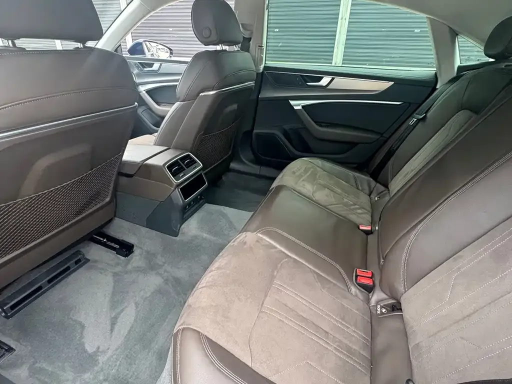 Audi A7L 2022 из CN, фото 6