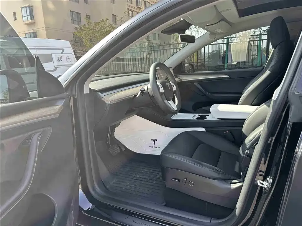 Tesla Model Y — фото 9