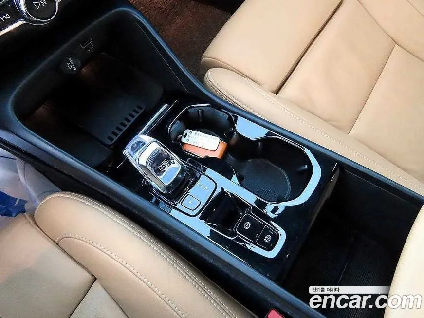 Volvo XC40 — фото 10