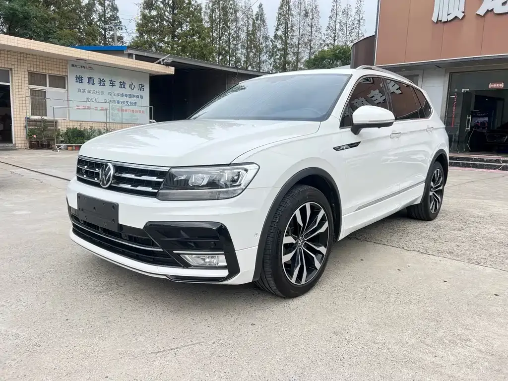Volkswagen Tiguan L — фото 1