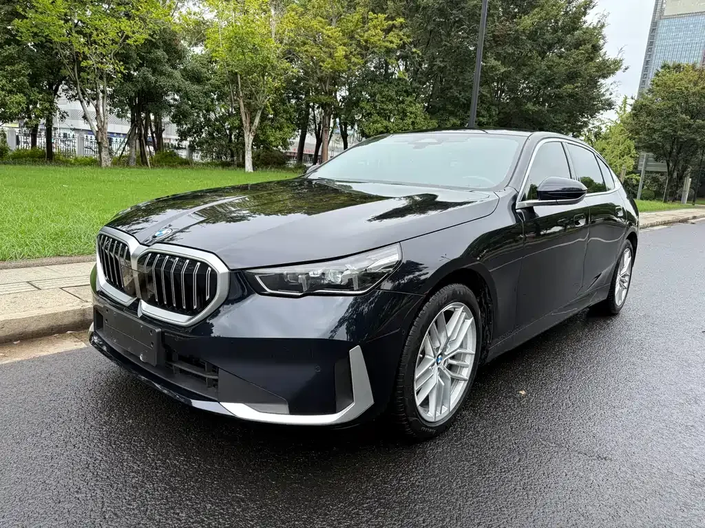 BMW 5 Series — фото 1
