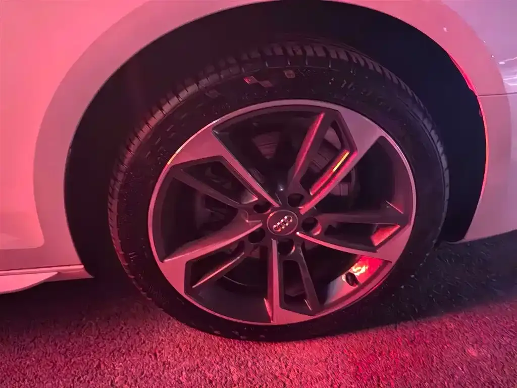 Audi A4L 2022 из CN, фото 4