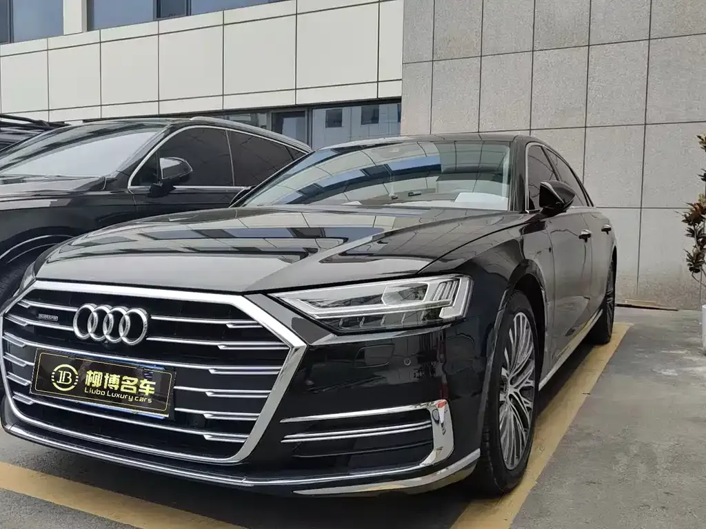 Audi A8 — фото 1