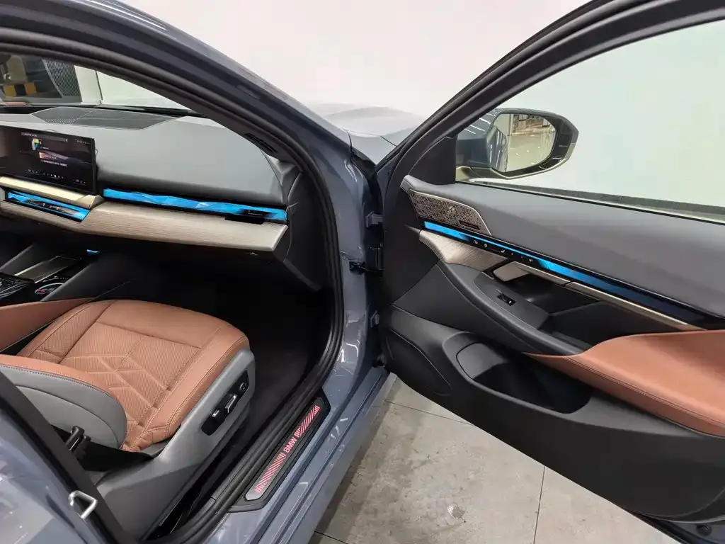 BMW 5 Series 2024 из CN, фото 8
