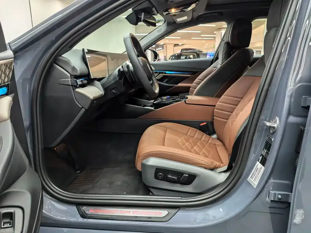 BMW 5 Series 2024 из CN, фото 9
