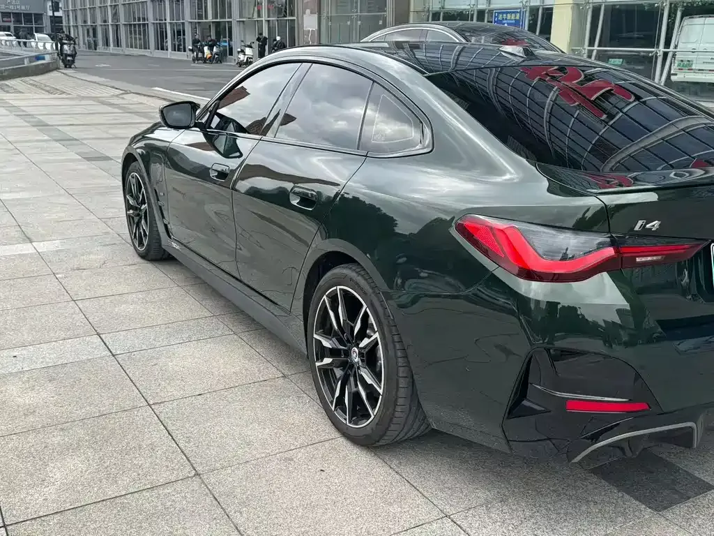BMW i4 — фото 4