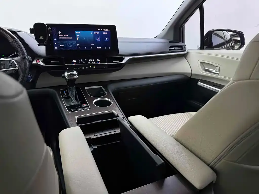 Toyota Granvia 2023 из CN, фото 10