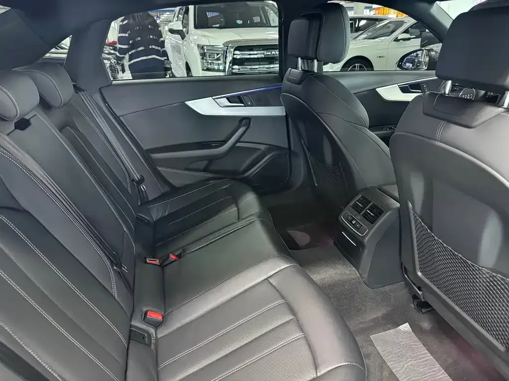 Audi A4L 2021 из CN, фото 9