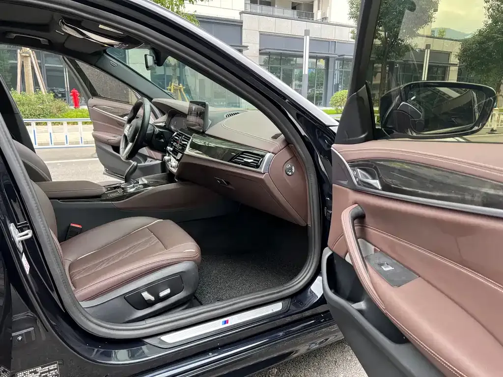 BMW 5 Series 2023 из CN, фото 9