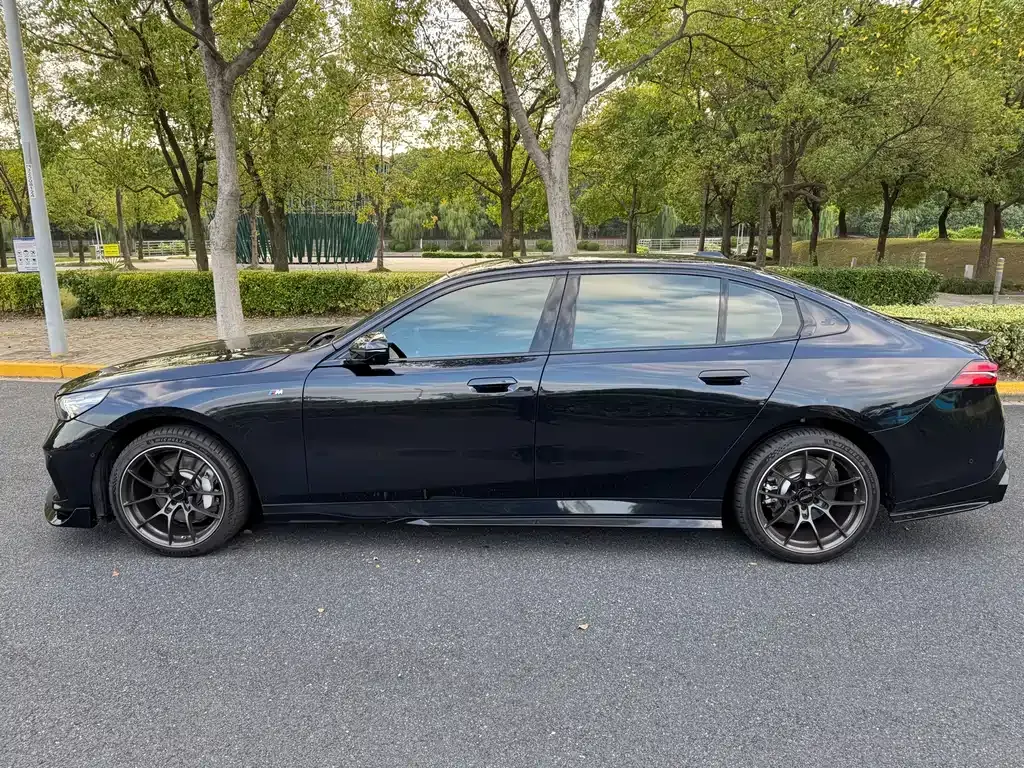 BMW 5 Series 2025 из CN, фото 4