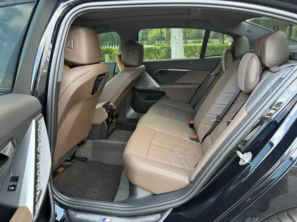BMW 5 Series 2025 из CN, фото 6