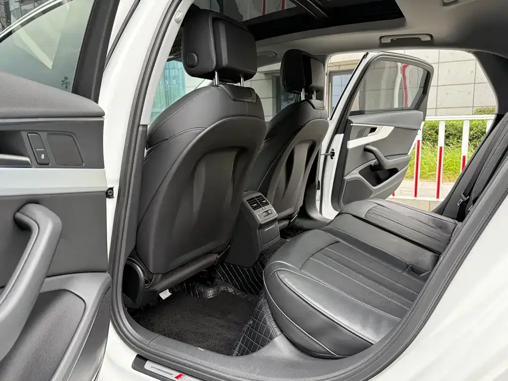 Audi A4L 2023 из CN, фото 10