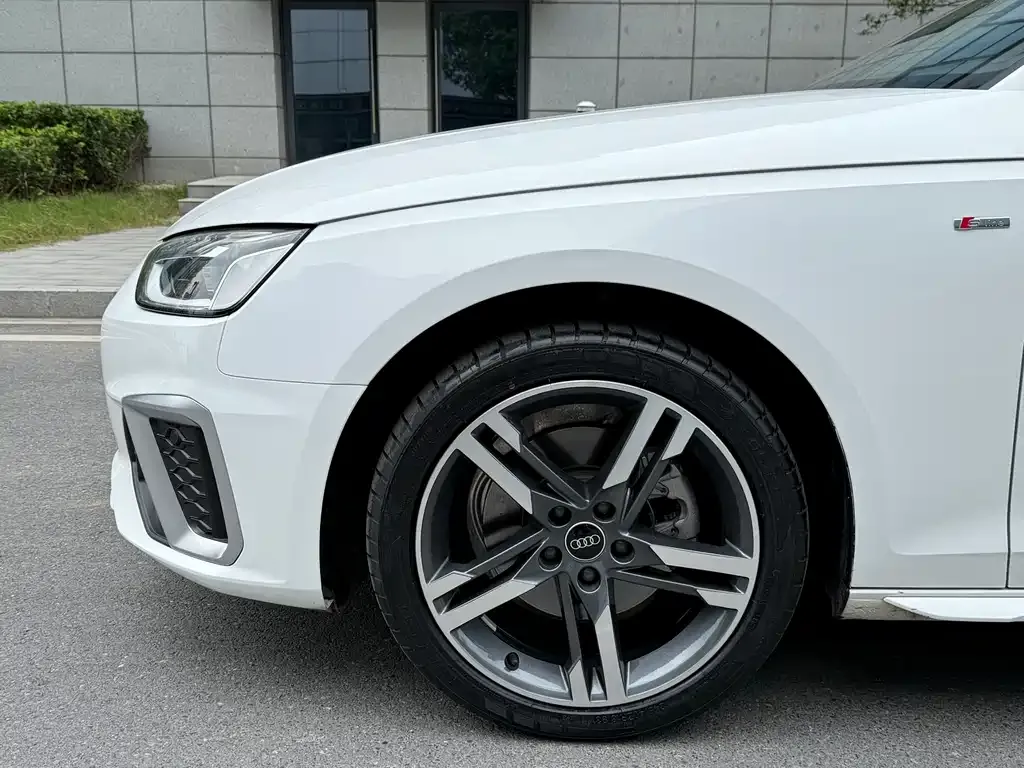 Audi A4L 2023 из CN, фото 4