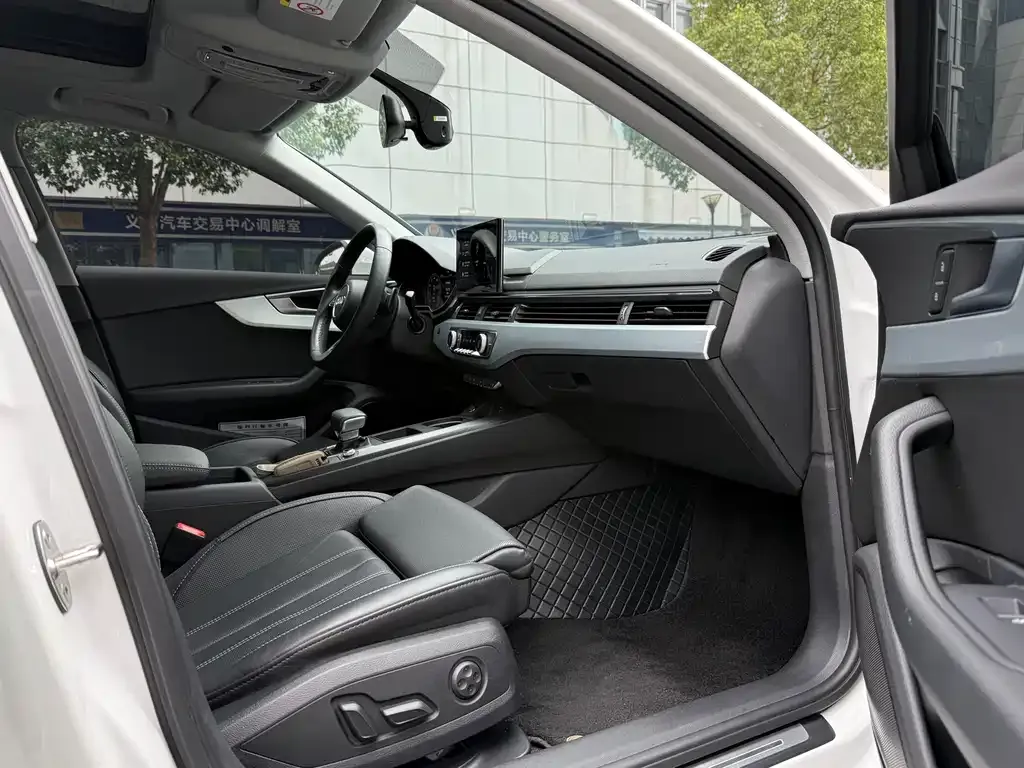 Audi A4L 2023 из CN, фото 7