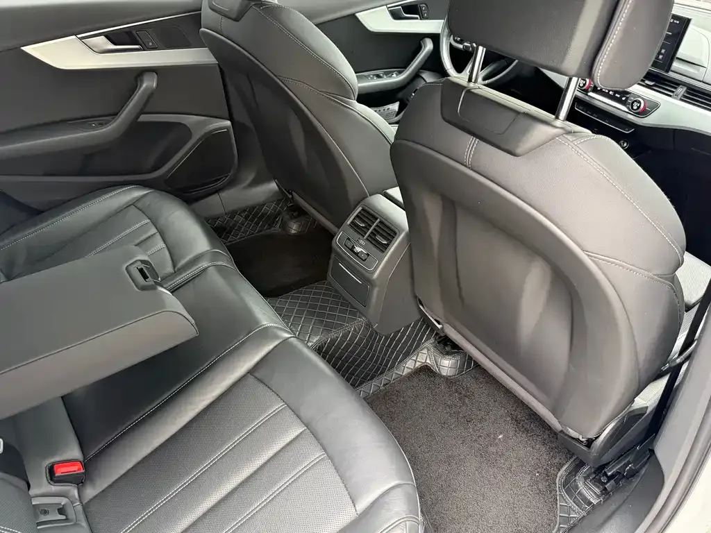 Audi A4L 2023 из CN, фото 8