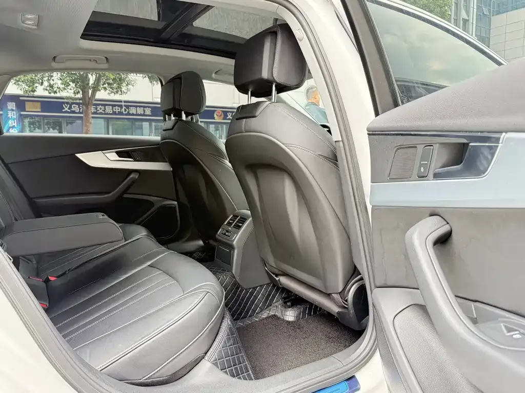 Audi A4L 2023 из CN, фото 9