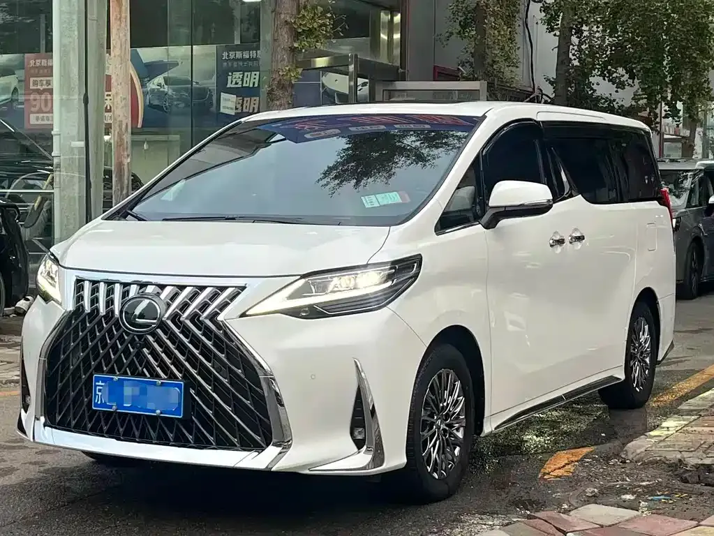Lexus LM — фото 1