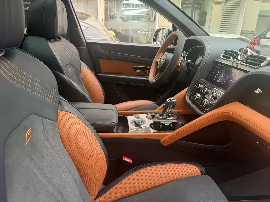 Bentley Bentayga 2023 из CN, фото 4