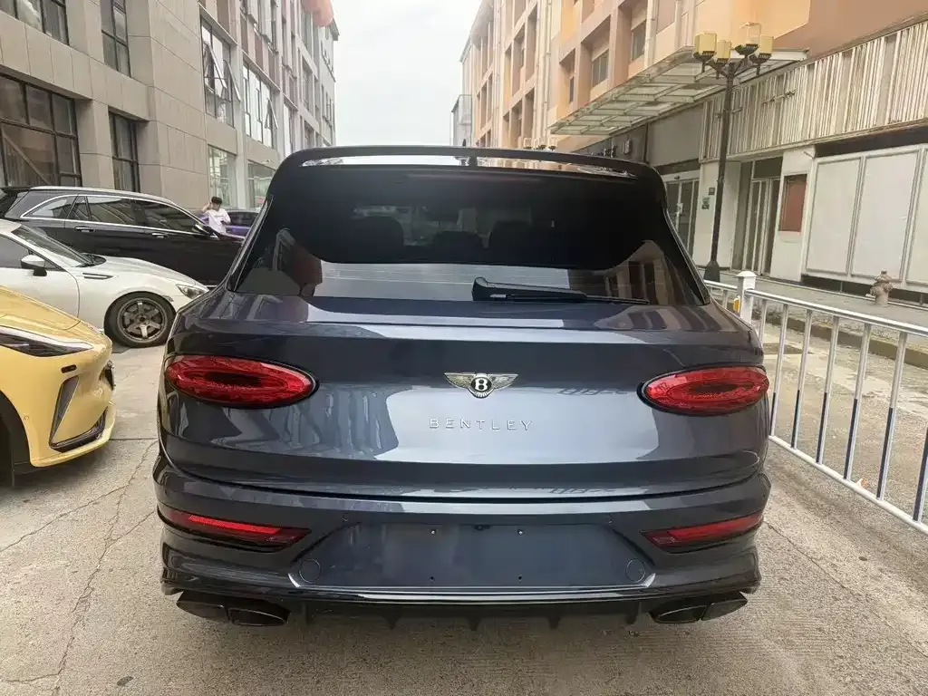 Bentley Bentayga 2023 из CN, фото 6