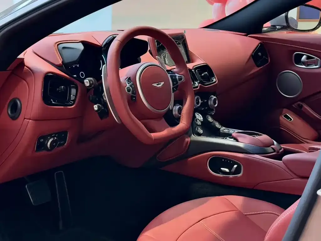 Aston Martin V8 Vantage 2025 из CN, фото 7
