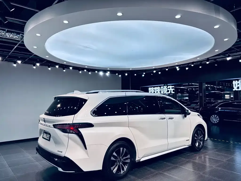 Toyota Granvia 2023 из CN, фото 3