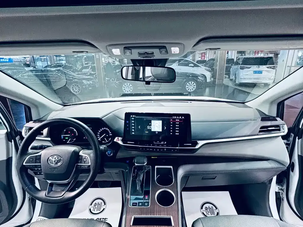 Toyota Granvia 2023 из CN, фото 4