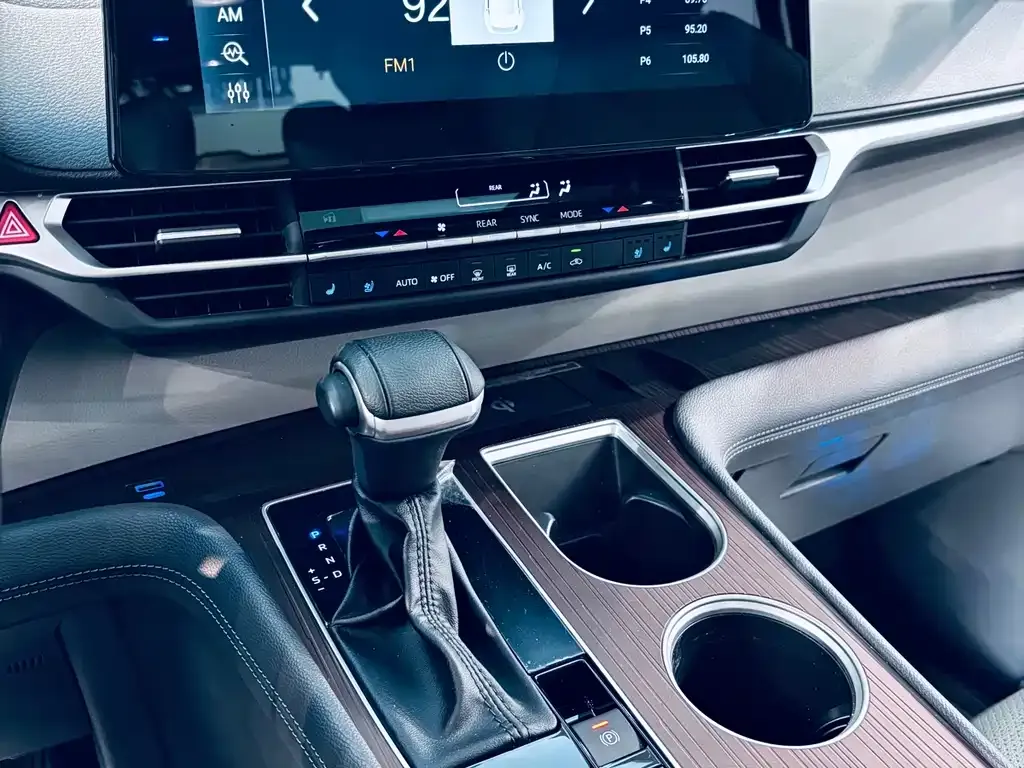 Toyota Granvia 2023 из CN, фото 8