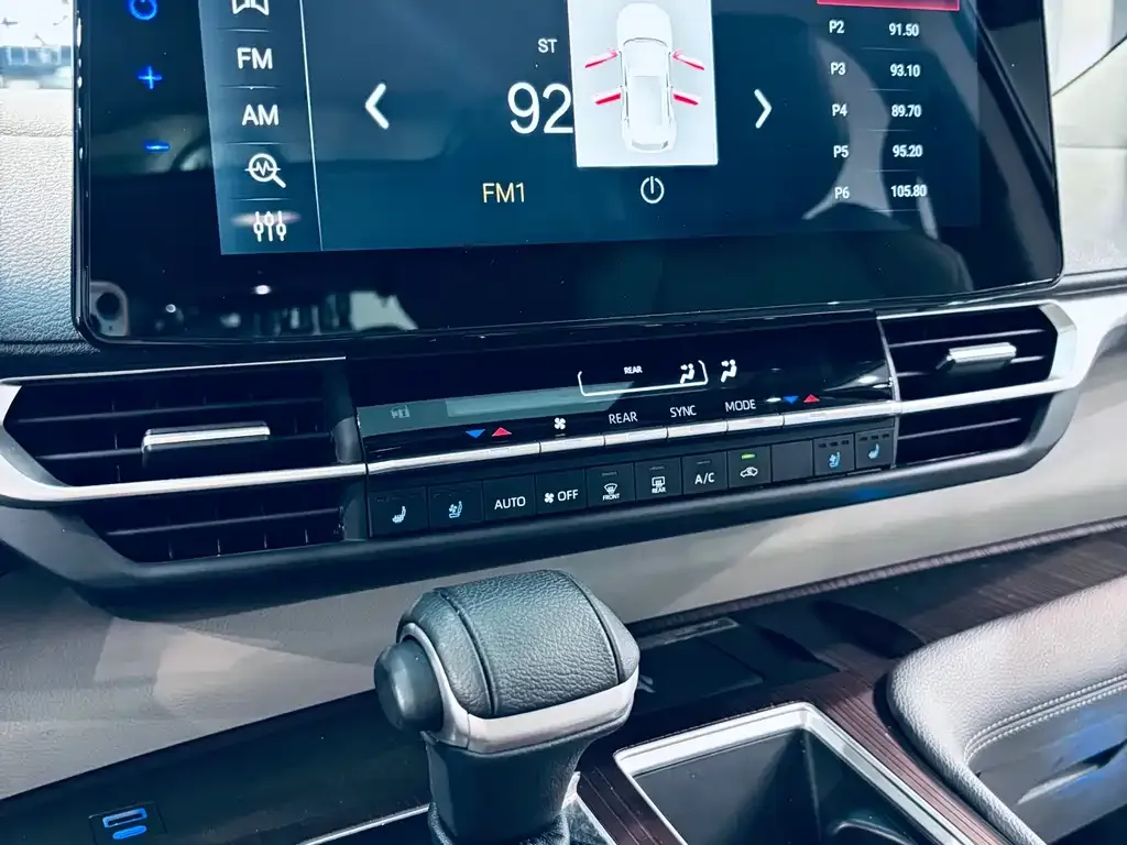 Toyota Granvia 2023 из CN, фото 9