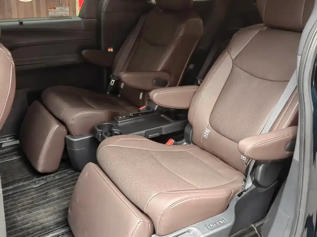Toyota Granvia 2023 из CN, фото 10