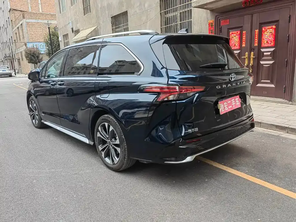 Toyota Granvia 2023 из CN, фото 7