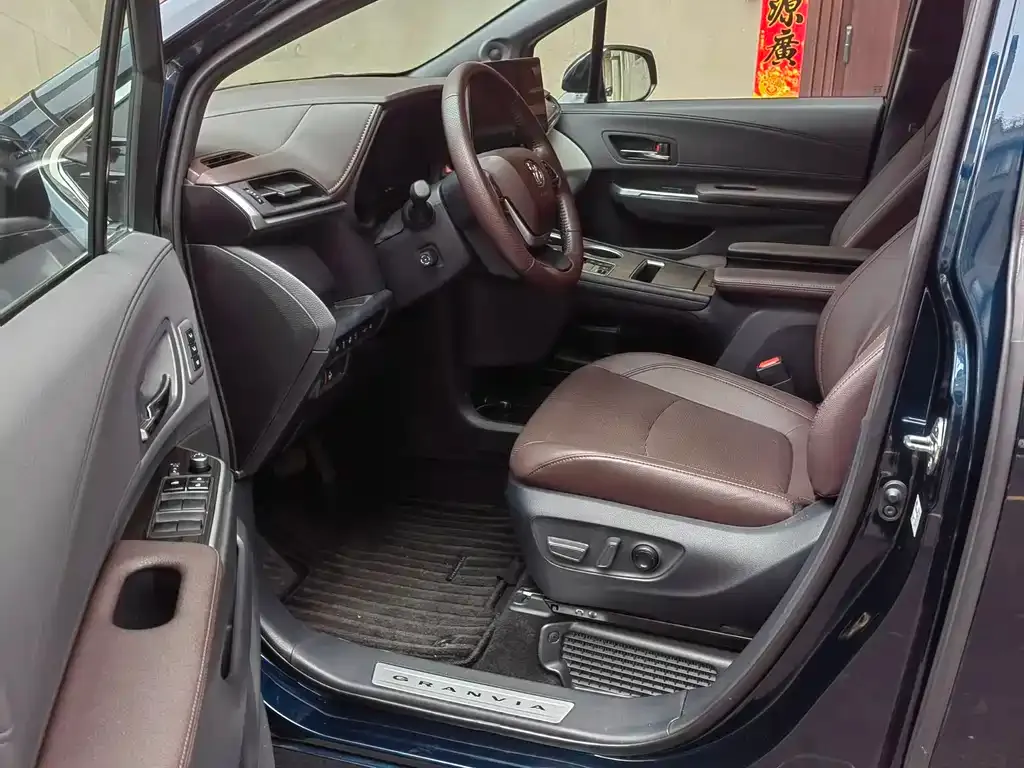Toyota Granvia 2023 из CN, фото 9