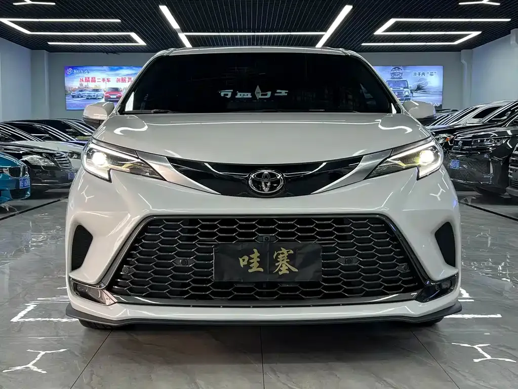 Toyota Granvia — фото 1