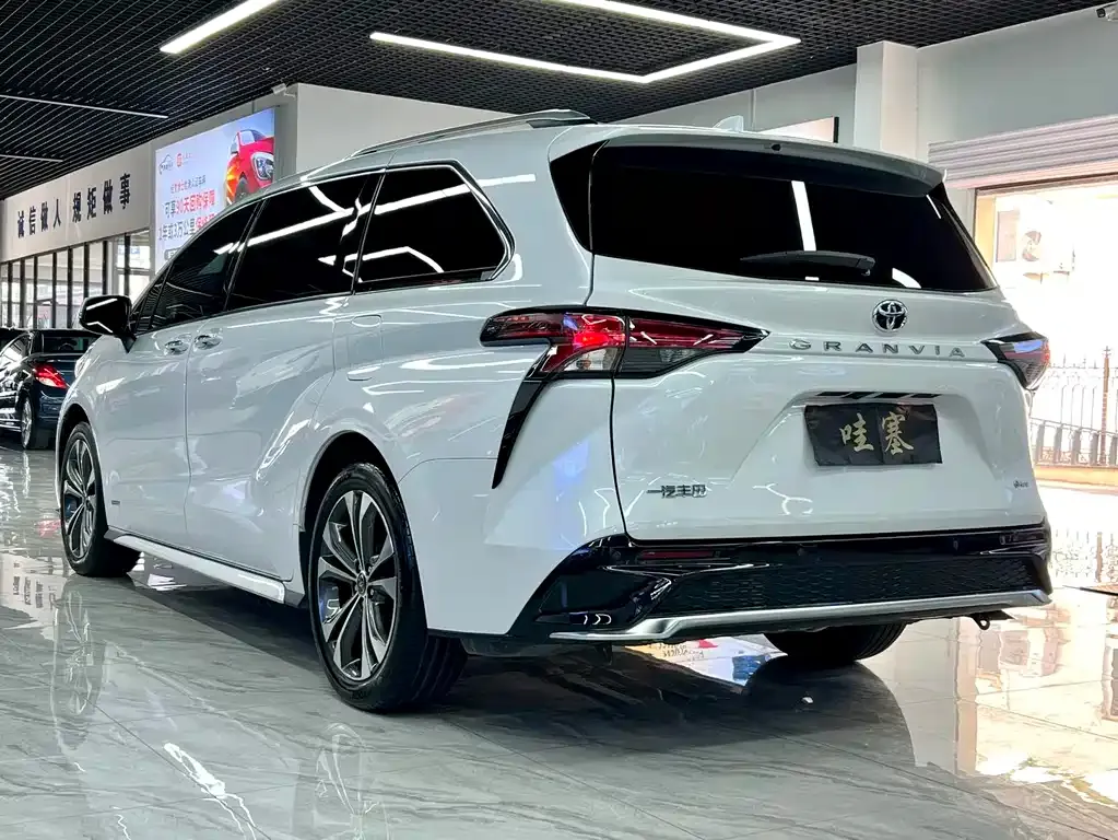Toyota Granvia — фото 2