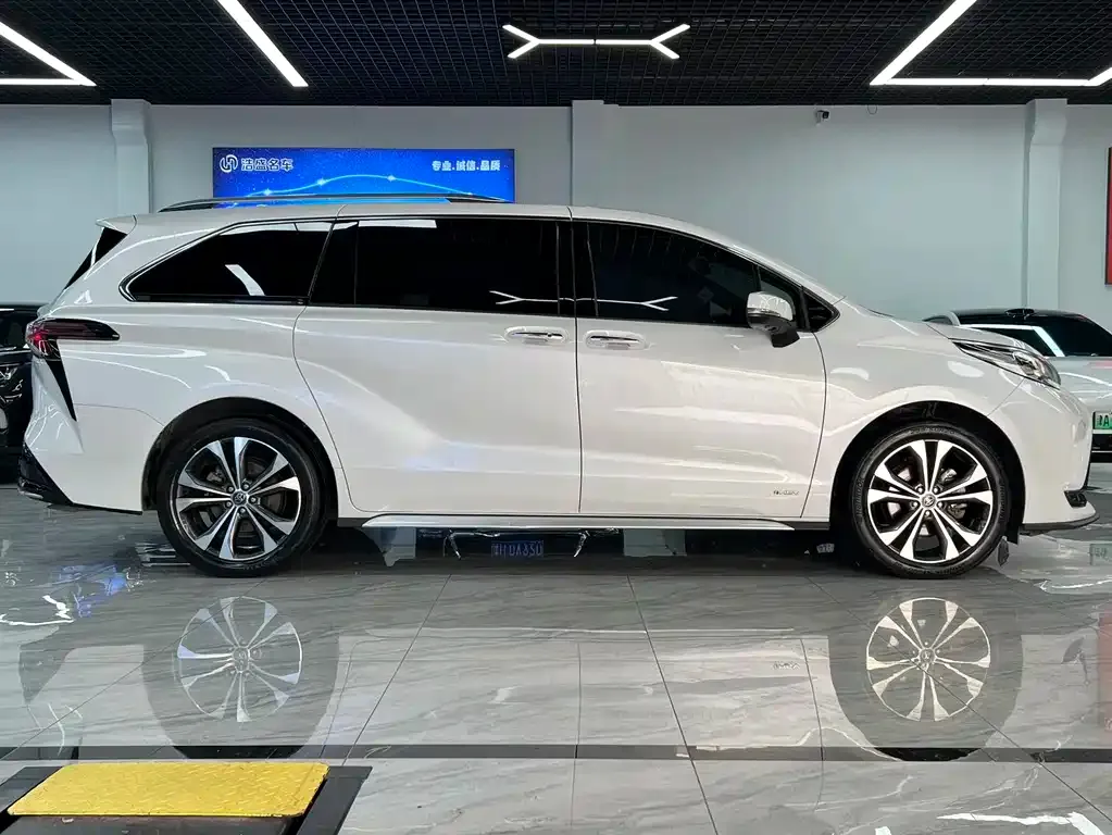 Toyota Granvia — фото 3