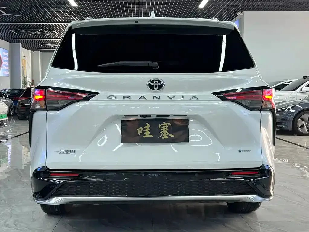 Toyota Granvia — фото 4