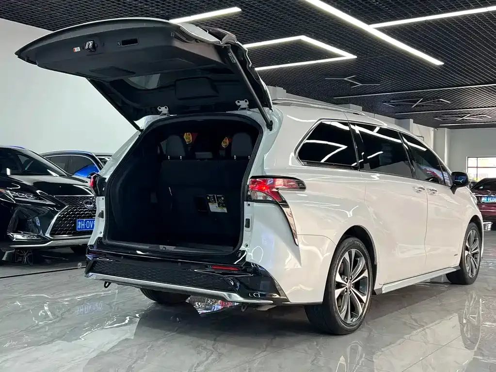 Toyota Granvia — фото 5
