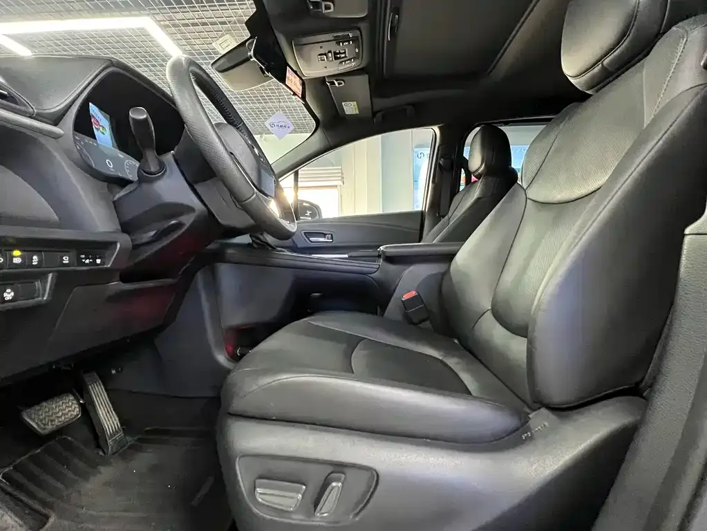 Toyota Granvia — фото 6