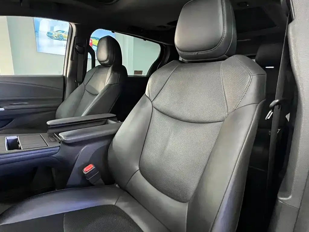 Toyota Granvia — фото 7