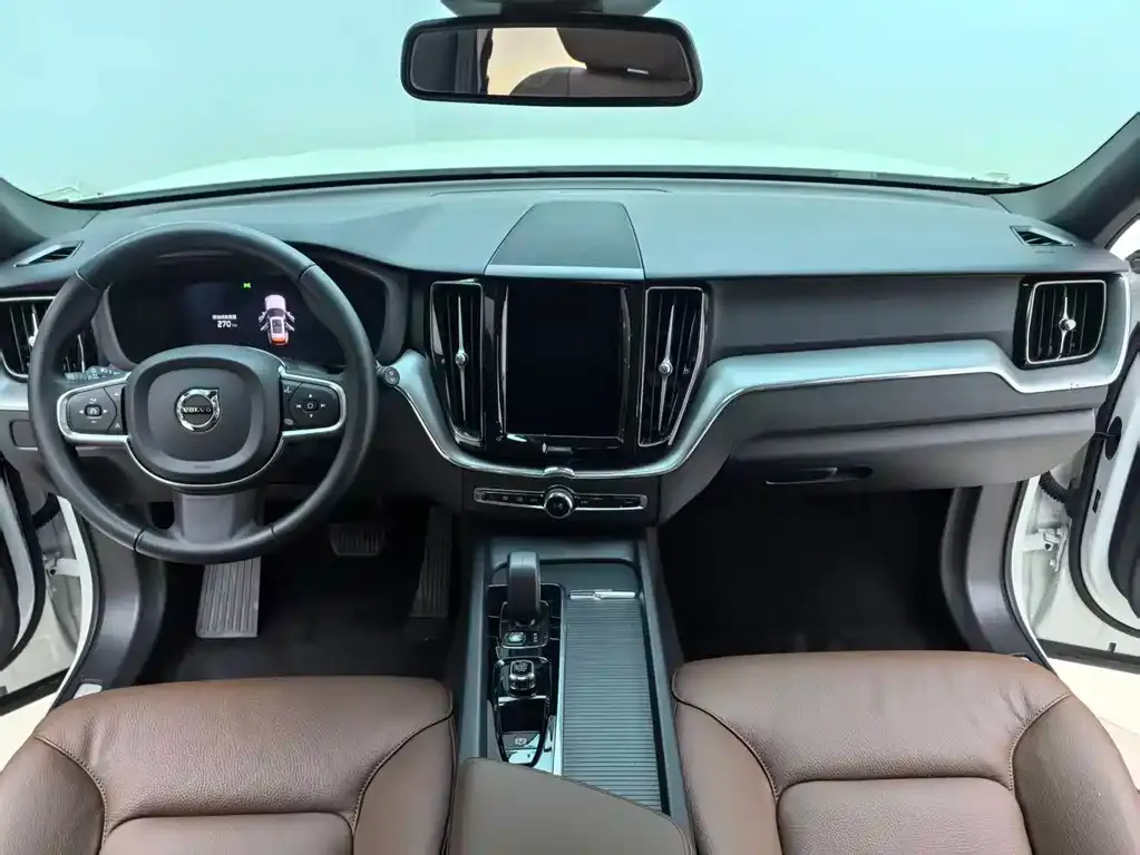 Volvo XC60 — фото 10